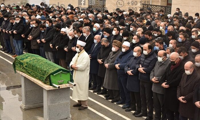 Karaman'da geniş katılımla toprağa verildi. Detaylar haberimizde. Konya Ovası Projesi Kalkınma İdaresi Başkanı (KOP) Mahmut Sami Şahin’in vefat eden babası İsmail Şahin cenazesi Karaman'da toprağa verildi.