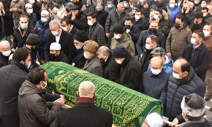 Karaman'da geniş katılımla toprağa verildi. Detaylar haberimizde. Konya Ovası Projesi Kalkınma İdaresi Başkanı (KOP) Mahmut Sami Şahin’in vefat eden babası İsmail Şahin cenazesi Karaman'da toprağa verildi.