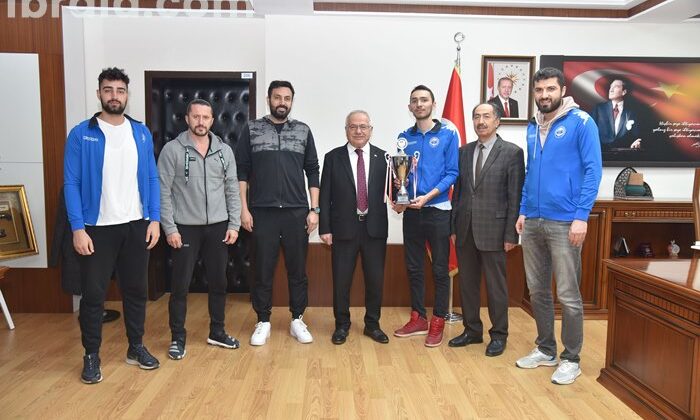 Karaman takımı şampiyon oldu. Detaylar ve fotoğraflar haberimizde. Karamanoğlu Mehmetbey Üniversitesi (KMÜ) öğrencileri başarı hikayelerine bir yenisini daha ekledi.