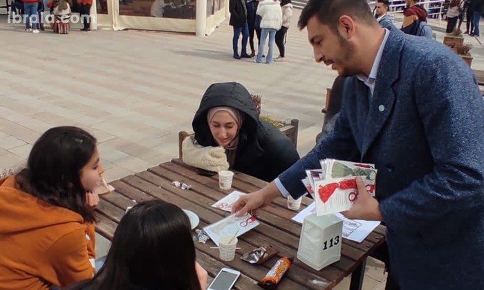 İYİ Parti Karaman Gençlik Kolları kadınlara hediye verdi