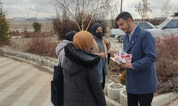 İYİ Parti Karaman Gençlik Kolları kadınlara hediye verdi