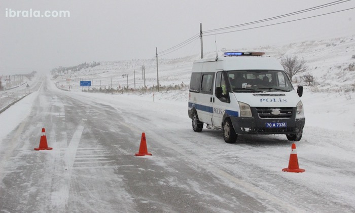 Karaman'da polisler araç geçişine izin vermiyor! Kar fırtınası Karaman-Mersin karayolunu ulaşıma kapattı