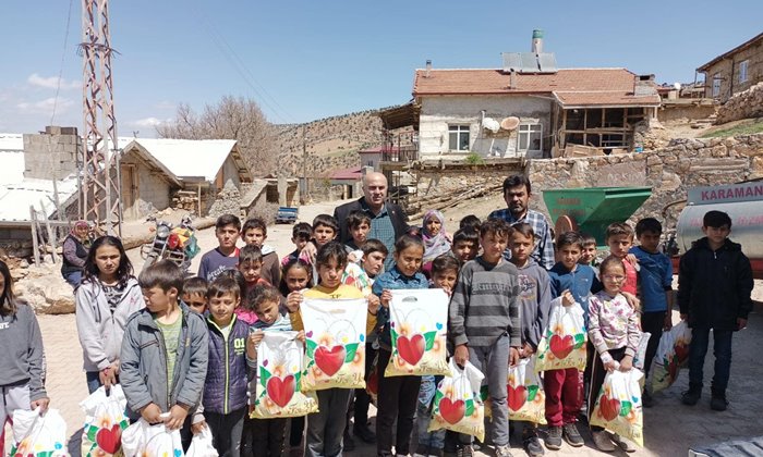 Karaman'da çocuklara bayramlık dağıttı