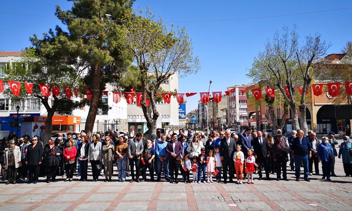 Karaman'da CHP  Atatürk anıtına çelenk koydu