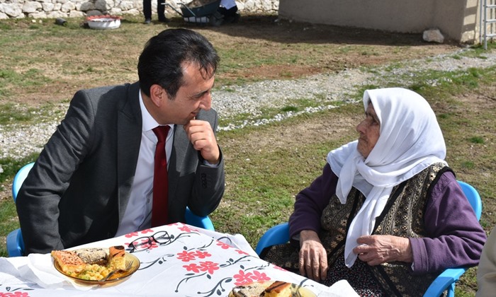 Karaman'da öğrenciler, 95 yaşındaki teyzenin işlerini yaptılar