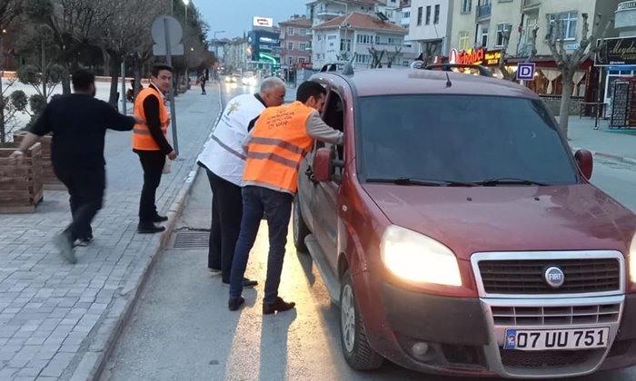 Karaman'da iftarlara kendi hazırladıkları yemekleri götürüyorlar