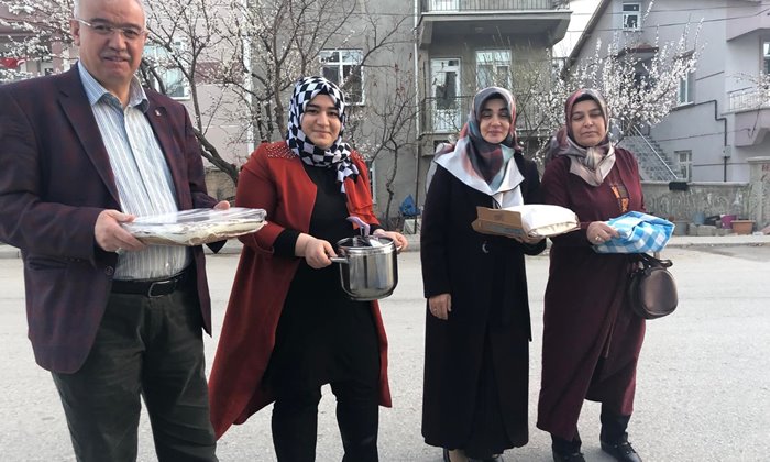 Karaman'da iftarlara kendi hazırladıkları yemekleri götürüyorlar