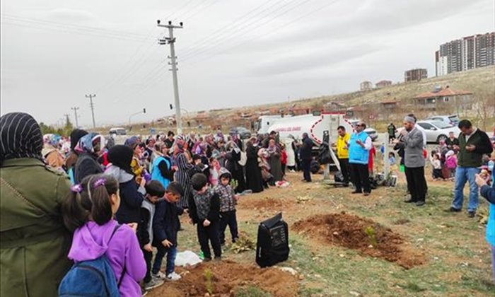 Karaman'da Kuran Kursu öğrencileri fidan dikti