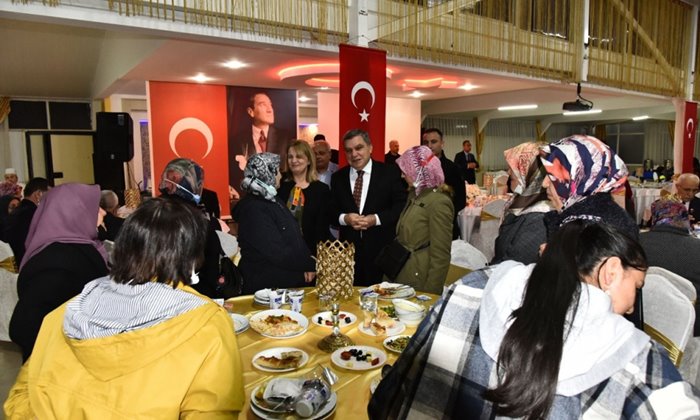 iftar yemeğinde şehit aileleri, gaziler ile birlikte öksüz ve yetimleri misafir ettiler.