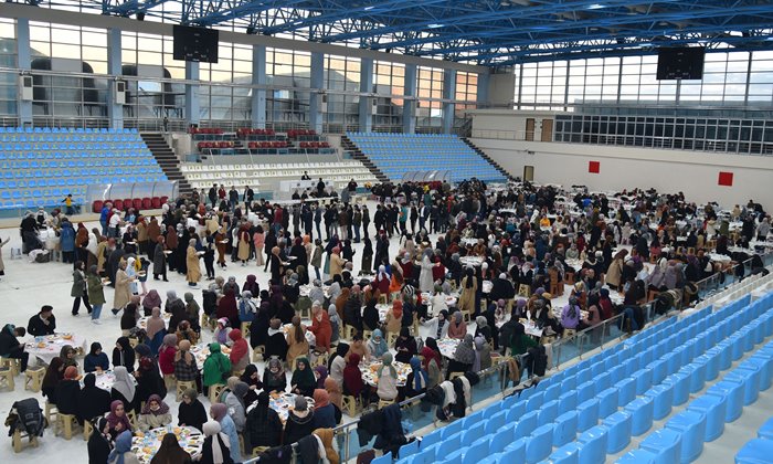 Karaman'da yüzlerce öğrenci iftarda buluştu