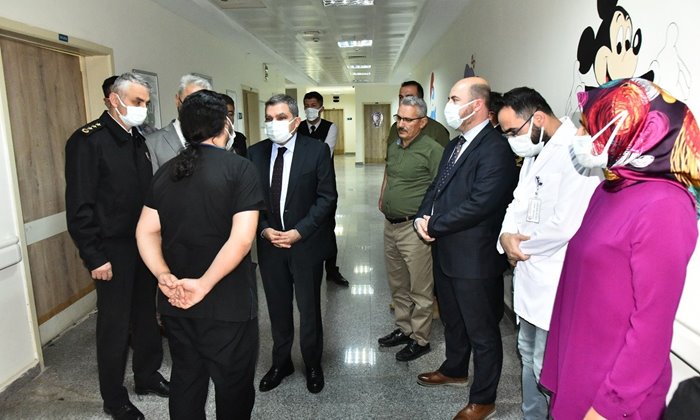 Karaman Valisi Mehmet Alpaslan Işık, Karamanoğlu Mehmetbey Üniversitesi civarında meydana gelen kazada yaralanan vatandaşımızı ziyaret etti.