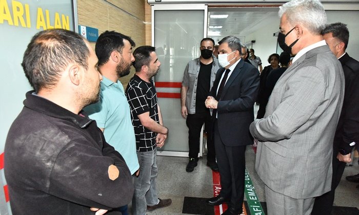 Karaman Valisi Mehmet Alpaslan Işık, Karamanoğlu Mehmetbey Üniversitesi civarında meydana gelen kazada yaralanan vatandaşımızı ziyaret etti.