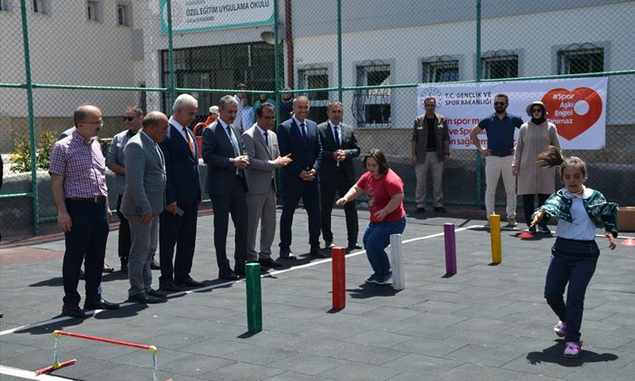 Gençlik ve Spor Bakanlığının özel eğitim öğrencilerine yönelik "Spor Aşkı Engel Tanımaz" projesi kapsamında gönderilen tır, Karaman'a geldi.