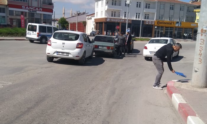 Karaman'da araçlar birbirine girdi