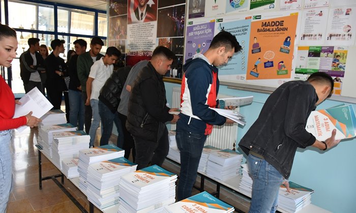 Karaman’da Öğrencilere 123 Bin Yardımcı Kaynak Kitap Dağıtıldı