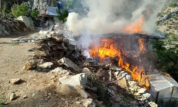 Karaman'da 4 kişi yaşıyordu! Alev alev yandı