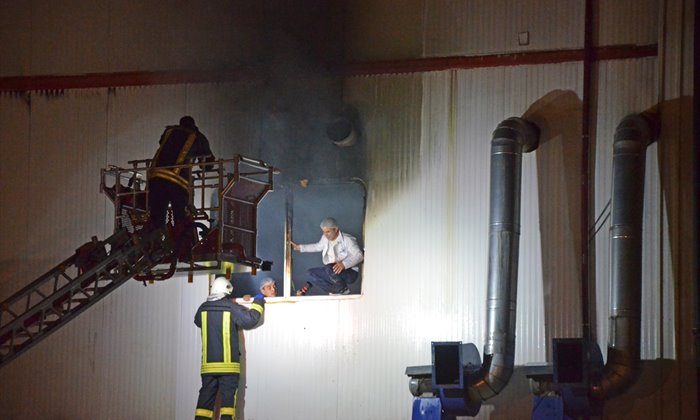 Karaman'da fabrika alev alev yandı! 