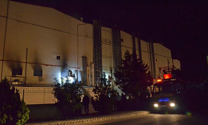Karaman'da fabrika alev alev yandı! 