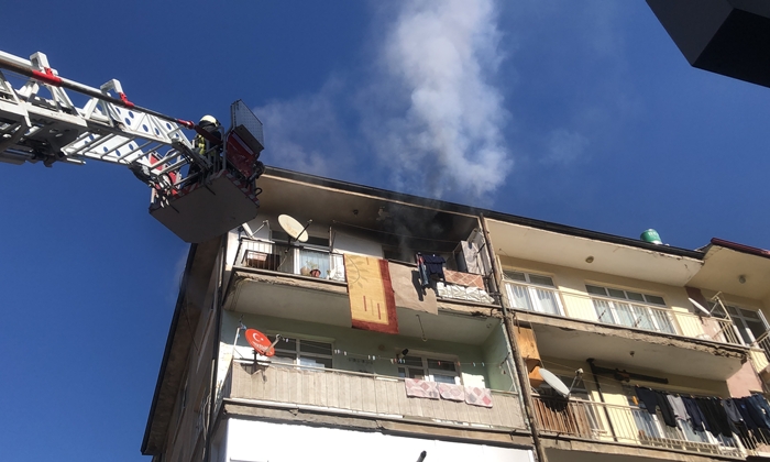 Karaman'da apartmanda çıkan yangın korkuttu!