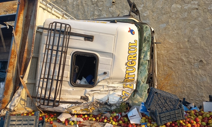 Karaman'da kamyon devrildi! Neler yaşandı?