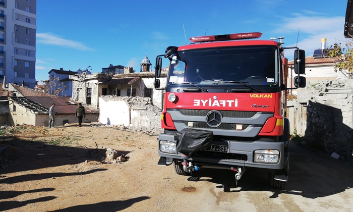 Karaman'da metruk evde yangın çıktı