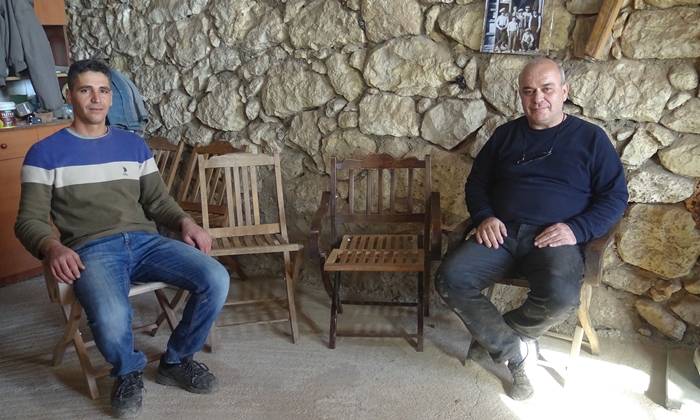 Karaman'da ömürlük ahşap sandalyeler ilgi çekiyor