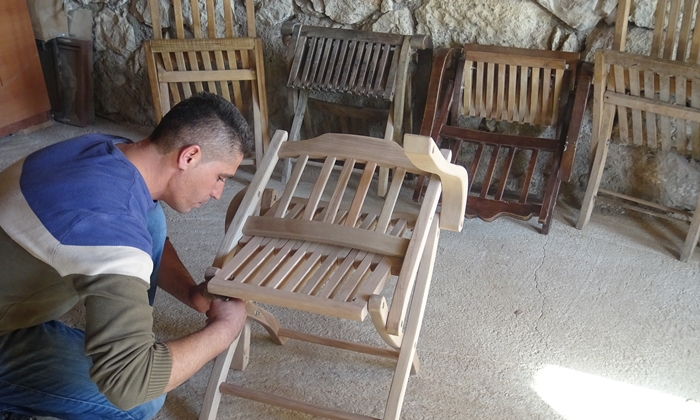 Karaman'da ömürlük ahşap sandalyeler ilgi çekiyor
