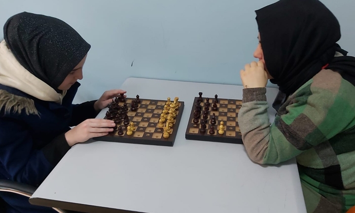 Karaman’da görme engelliler satranç öğreniyor
