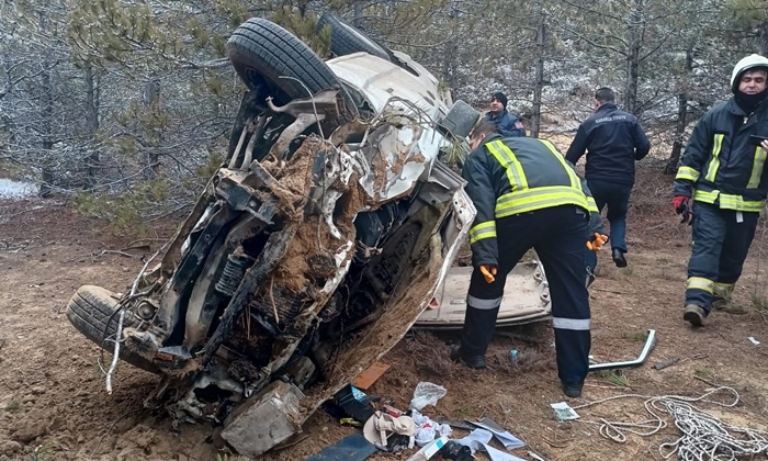 Karaman'da kazada kamyonette sıkıştı