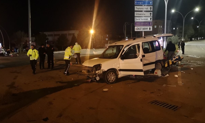 Karaman'da kazada araç ters döndü