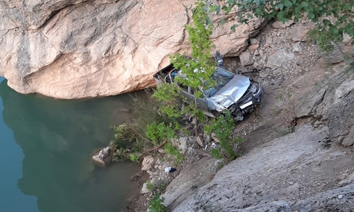 Karaman'da araç nehre uçtu!